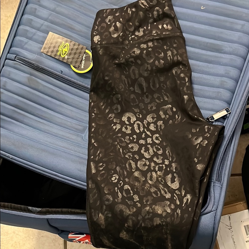 Workout Leggings with Metallic Animal Print - Black